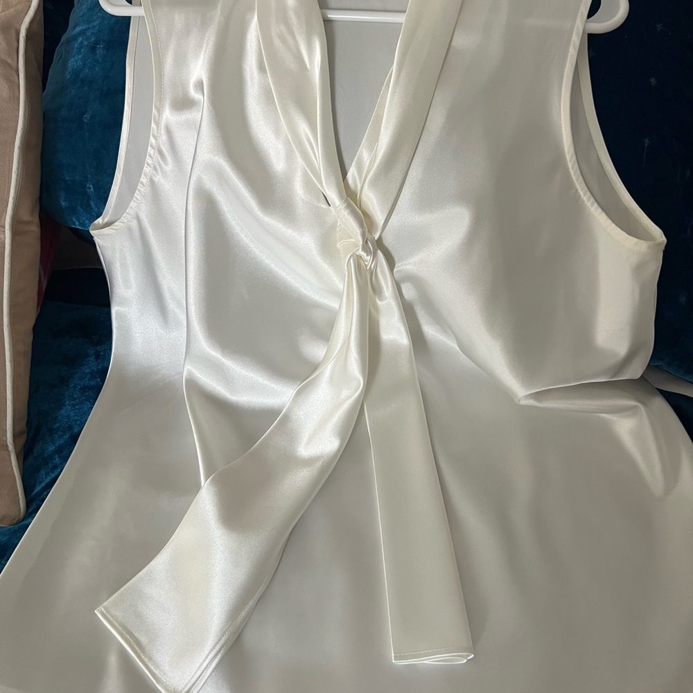 NineWest sleeveless blouse with bow v neck.